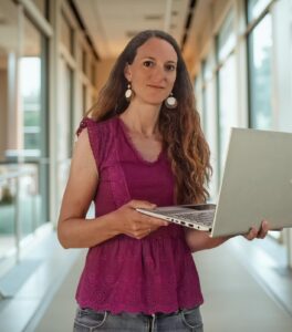 portrait de Béatrice Di Maggio avec ordinateur